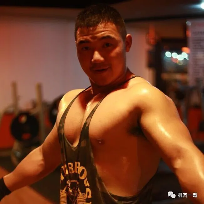 警察|32岁硬汉警察肌肉撑爆衬衫，坏蛋不敢惹系列