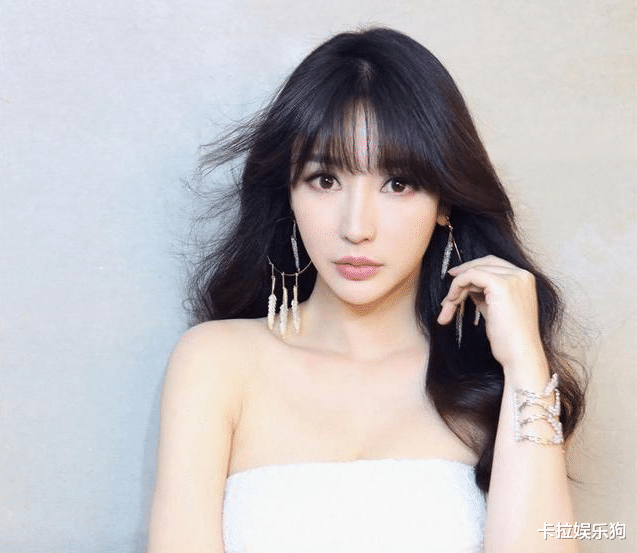 柳岩|柳岩被路人抓拍，真实身材惹争议：还是那个性感女神吗