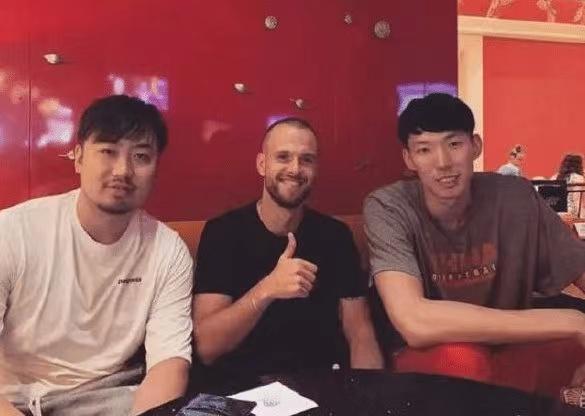 路人神情|新疆高管回应不放周琦离队缘由：不是针对个人，我们是在遵循规则