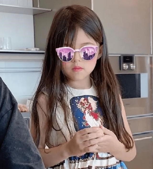 周杰伦|周杰伦女儿正脸罕见曝光！一头棕色长发超浓密，鼻子立体像外国人