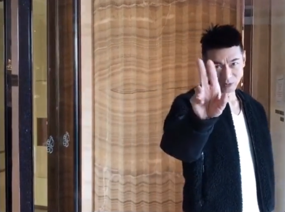 江华|TVB著名演员江华近况罕曝光！发型锡纸烫身材消瘦，曾患抑郁症隐退