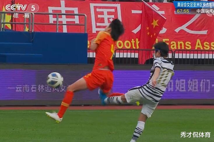 王霜|娄佳惠搏命拼抢，有谁注意，进球前王霜的小动作，这才是智勇双全