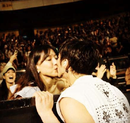 王力宏|两年前,在同一个地方,王力宏和汪小菲都各自亲吻了自己的妻子