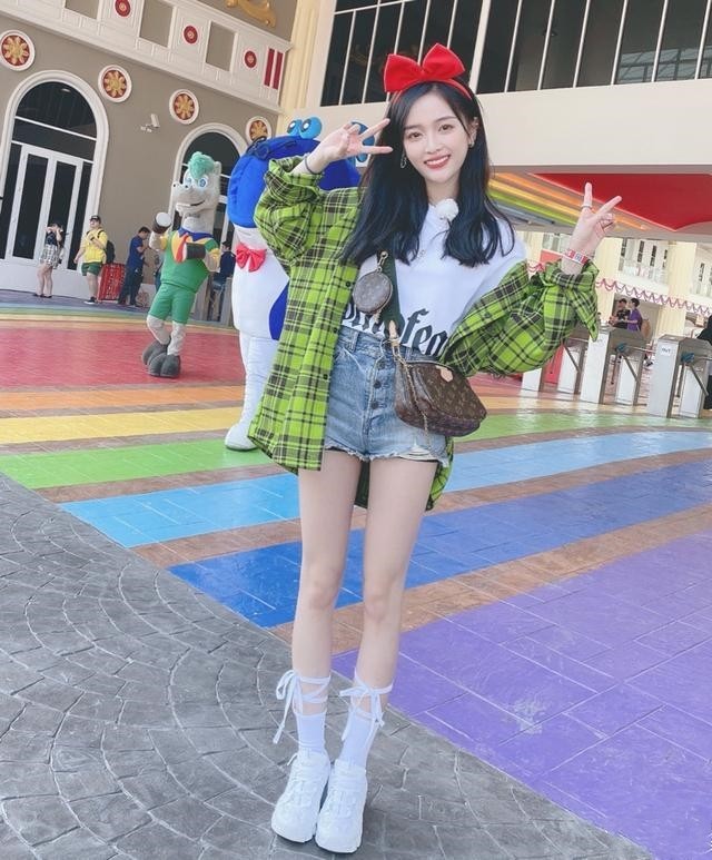 八只爪的猫|吴宣仪身材高挑打扮甜美，同框同样1米66的程潇，看完我想去减肥