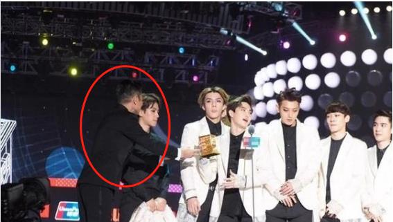 EXO|面对刘天王鞠躬颁奖，正眼不看还单手接过的小鲜肉，今已沦为路人