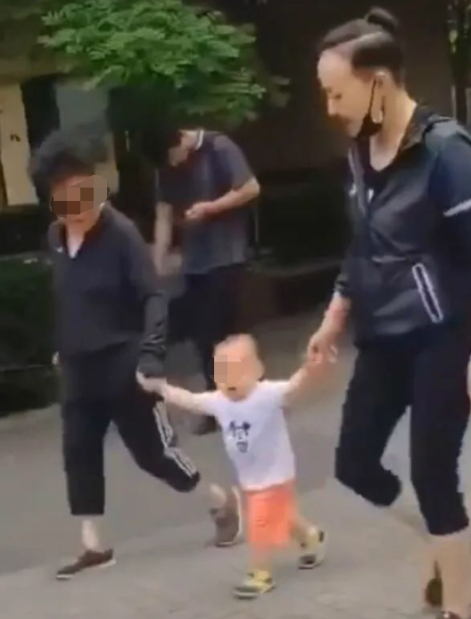 巴图|宋丹丹儿媳挺孕肚直播！博谷小腹凸起，和巴图一唱一和累到嗓子沙哑