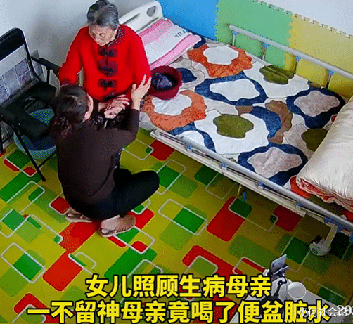 小何社会论 山东潍坊:生病母亲喝了便盆脏水,女儿自责大哭,老人摸头安慰