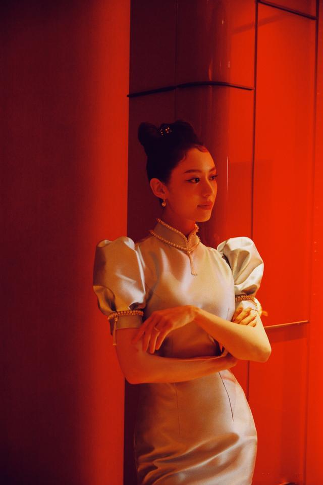 旗袍公馆 吉娜有点“用力过猛”了，再穿旗袍秀曲线美，但发型却一言难尽