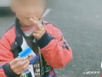 牧风芳华 两个小学生嘴里叼着“香烟”，其实却内有玄机