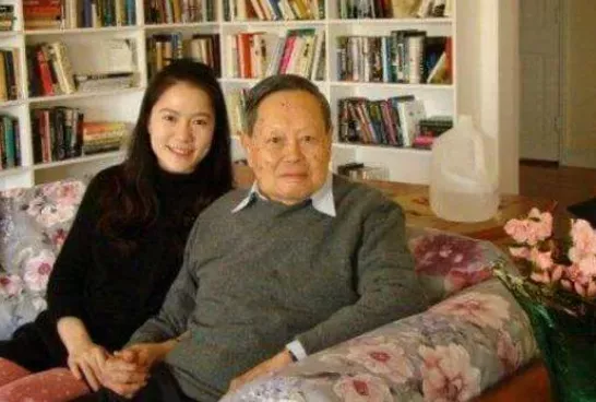 杨振宁|杨振宁即将100岁,遗嘱曝光:相守17年,45岁的翁帆图什么?