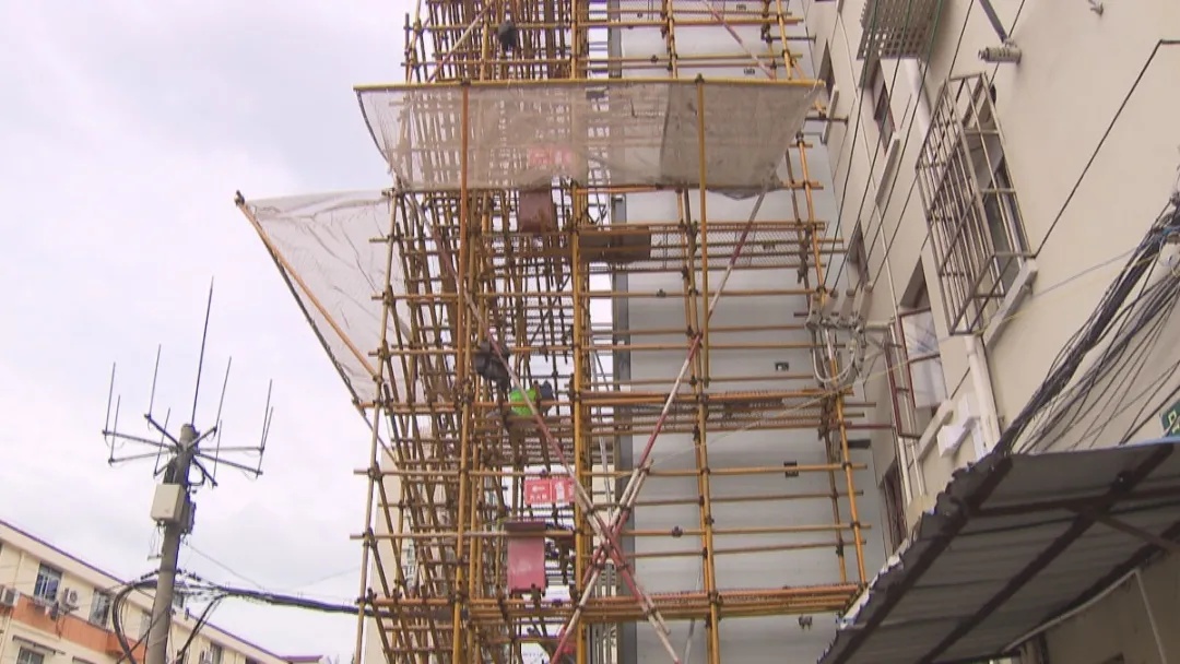 上海徐汇 92岁杨老伯的愿望实现啦！看这个街道如何创新，走好“加梯之路”