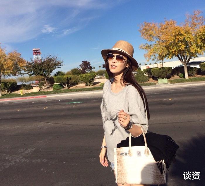 吴佩慈|吴佩慈晒43岁庆生照，场面冷清，疑受富商男友54亿债务影响