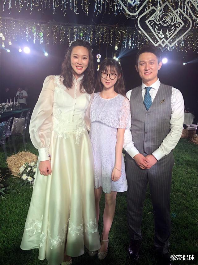 惠若琪|1米92惠若琪生女儿，真幸福，1米97赵蕊蕊还是单身，40岁谁敢娶她