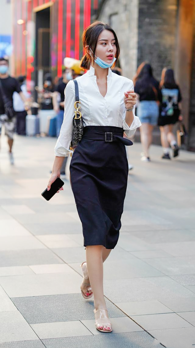 生肖|白衬衫搭配黑色半身裙，穿出了正式感和职业范，很适合职场穿着
