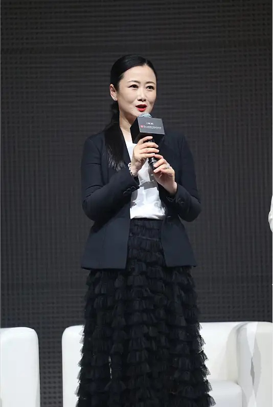 全球时尚号|贾樟柯妻子赵涛好会穿，西装配长裙真优雅，不愧是“国际影后”