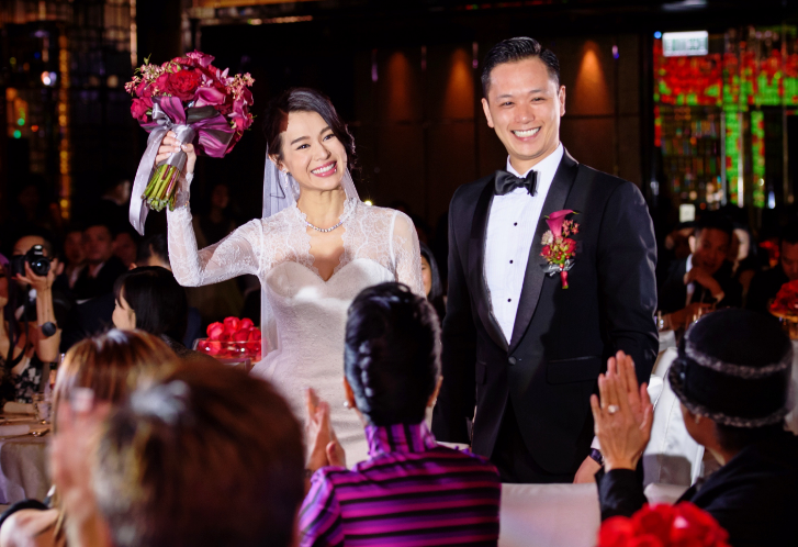 胡杏儿|胡杏儿一家五口近照曝光！小儿子肉脸嘟嘟显可爱，老公太帅似明星