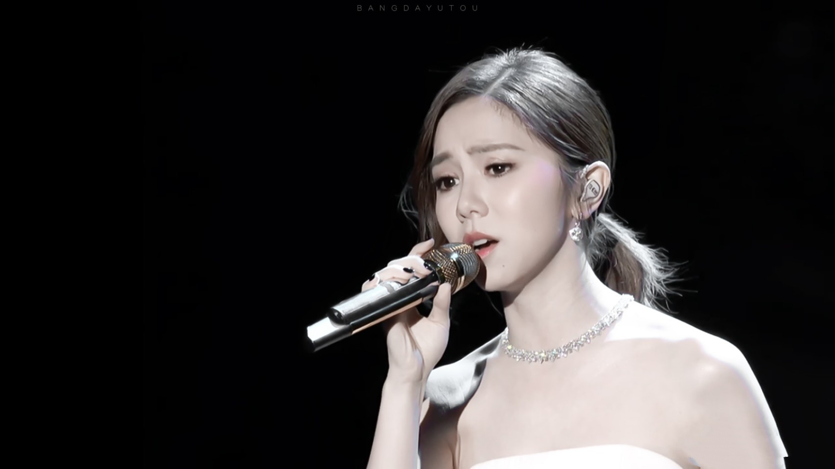 邓紫棋|古有诸葛亮，今有邓紫棋，发新歌疑内涵华晨宇，骂人不带脏字