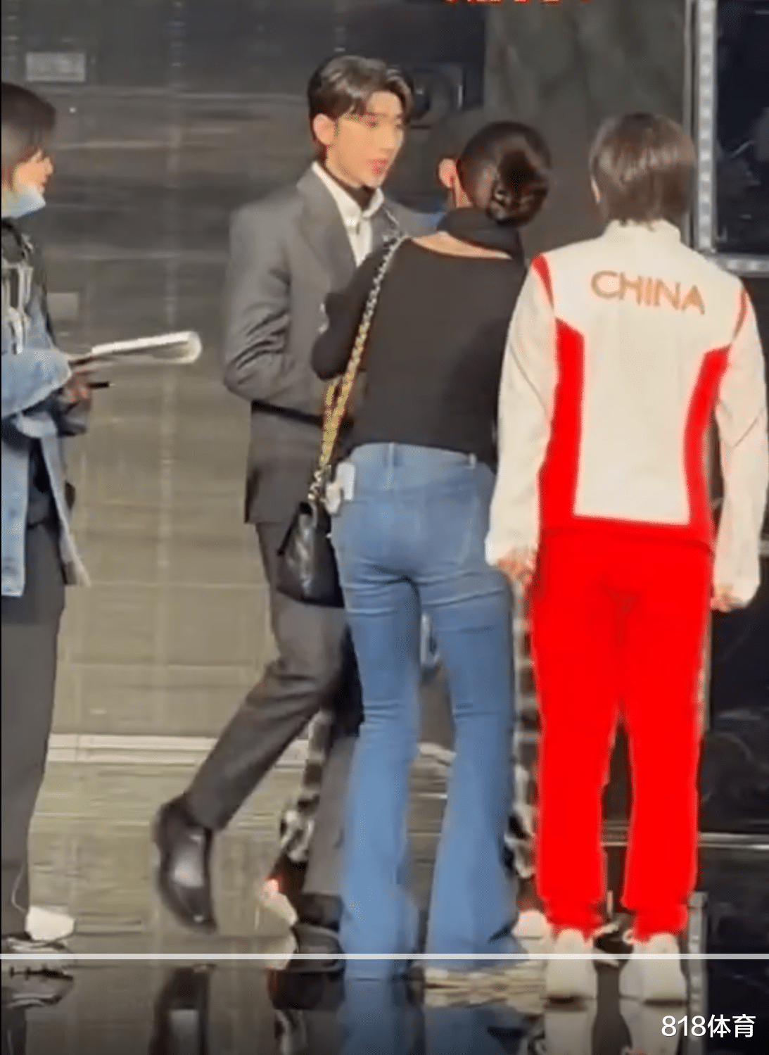 奥运冠军|优质偶像! 张家齐跨年晚会追星蔡徐坤, 男神弯腰绅士腿合影奥运冠军