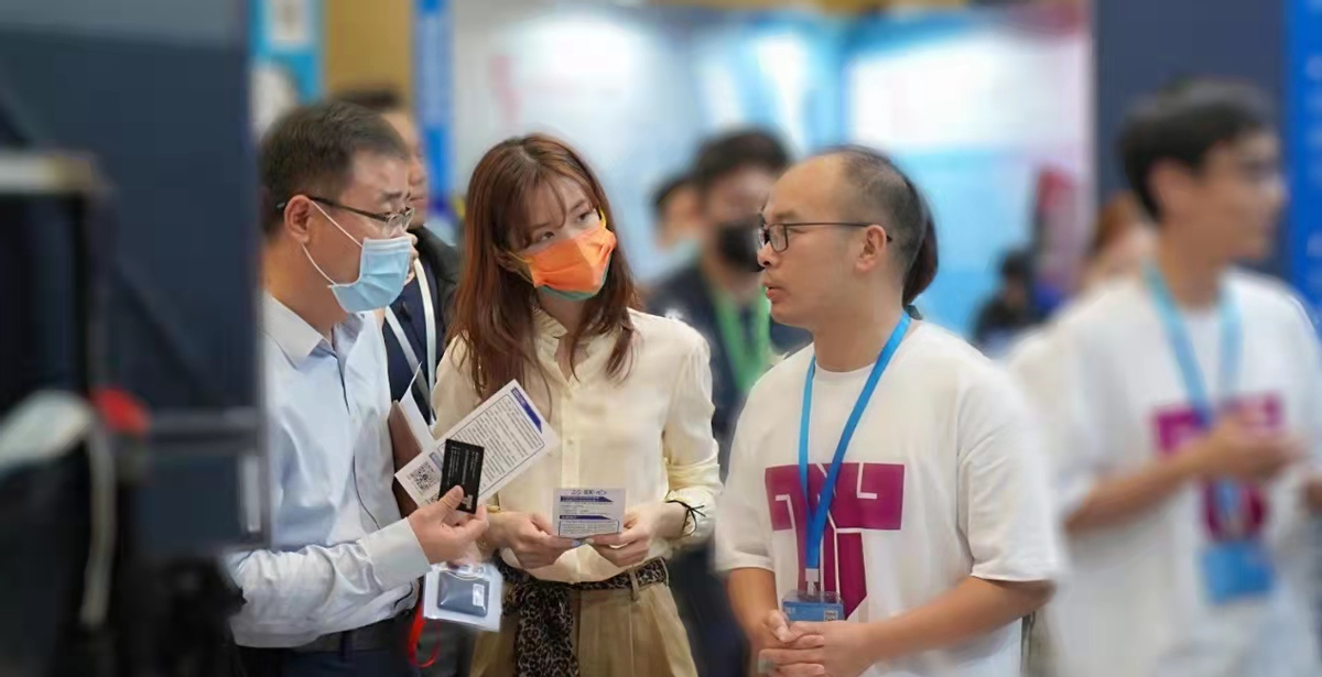 章泽天|阔太章泽天对自己颜值超自信！素颜出镜比化妆还美，嫩得像大学生