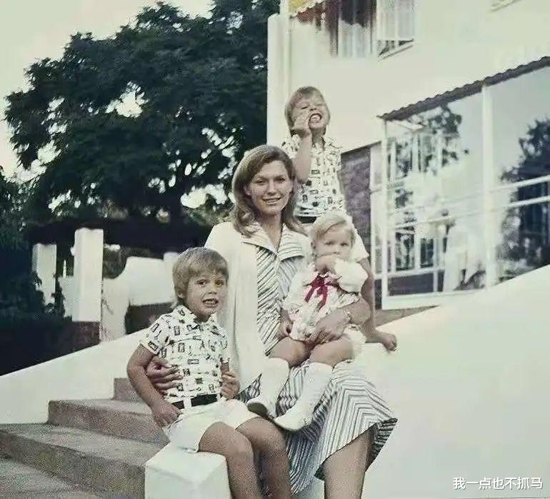 流量小生|60岁二婚嫁默多克，40岁带4娃离婚，她的人生太彪悍了！