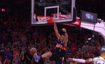 布克|NBA裁判神操作！取消布克2+1，字母哥恶犯逃过一劫，塔克无奈背锅