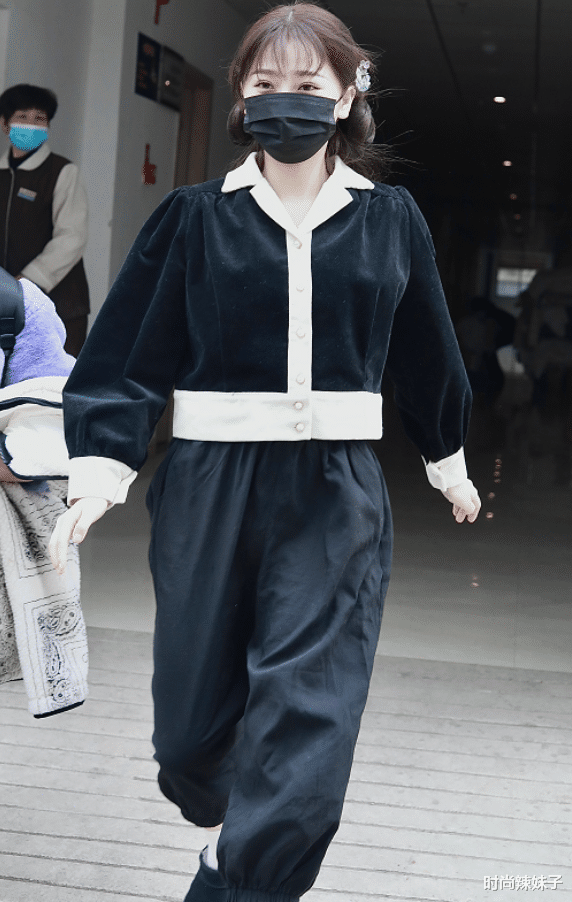 虞书欣|虞书欣下班照被疯传，我却被她脚上的鞋子吸引了：你可是女爱豆