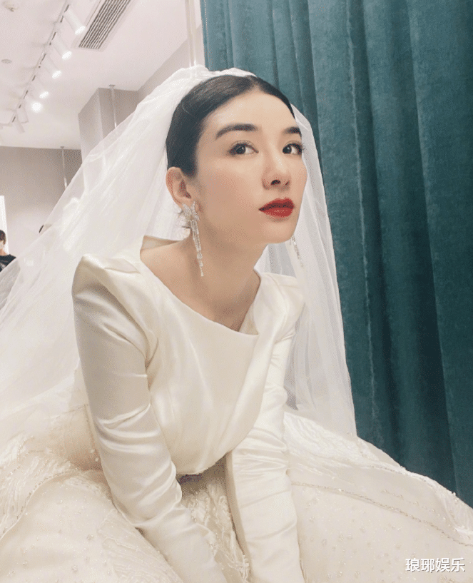 黄奕|43岁黄奕晒出婚纱照，身形纤细好年轻，这皮肤状态丝毫不显老