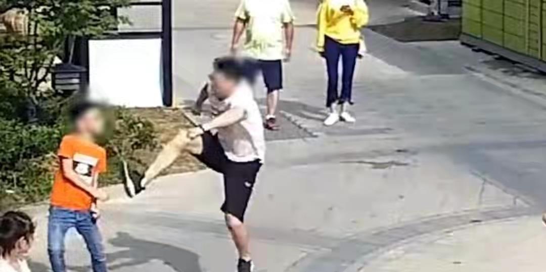 琳妹儿说|山西男孩玩球砸到老人，遭辱骂连踹12脚，家长：孩子晚上多次哭醒
