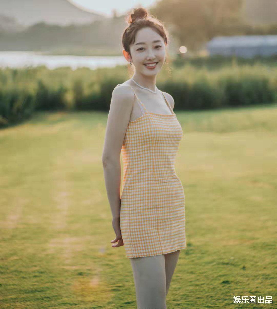 蒋梦婕|蒋梦婕带爸爸郊游,穿吊带裙引起热议,被指“没考虑爸爸的感受”