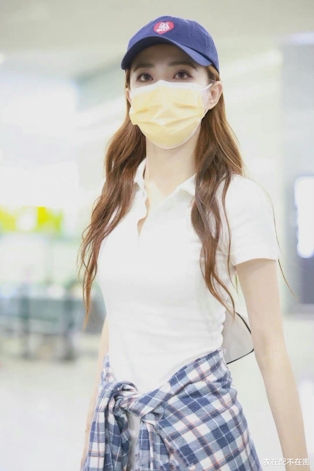 衣在配不在贵|徐璐真保守，穿开叉裙还绑一件格纹衫，适当遮挡反而时髦有女人味
