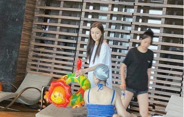 Angelababy|baby教小海绵游泳被拍，带娃亲力亲为，曾说过再忙也会抽空陪儿子
