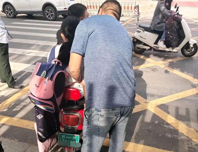 我永远信 河南：父亲恳求女儿和他说句话，女儿只是默默地哭，场面让人心酸