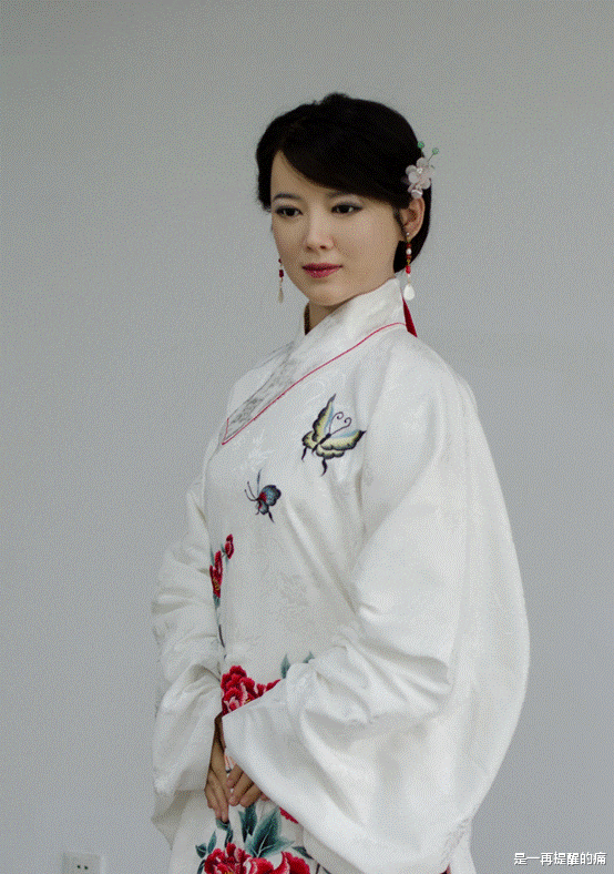 智能机器人|印度版女性机器人问世，造价仅4500元，网友吐槽“倒贴钱也不要”播