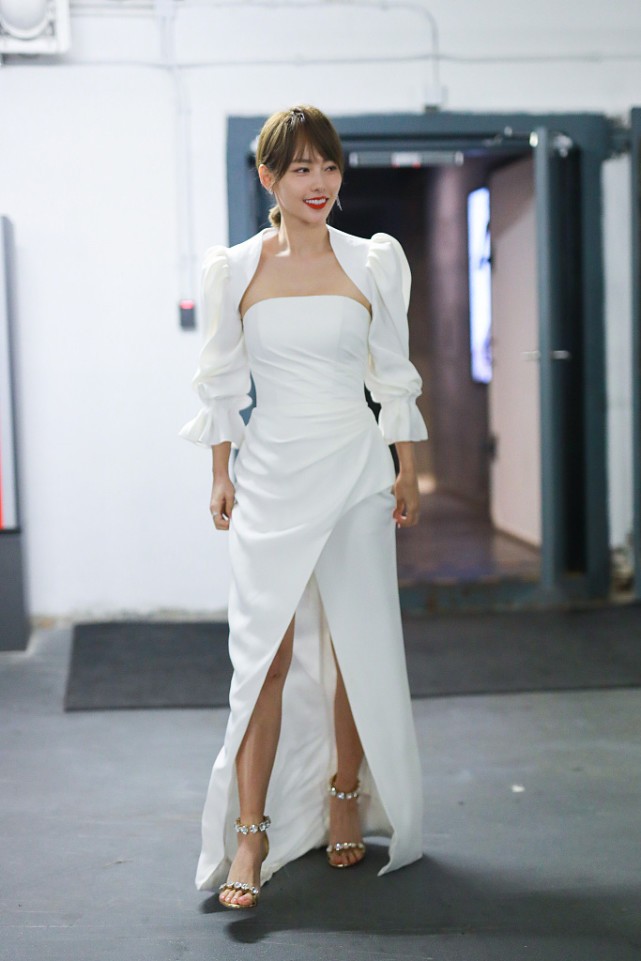 Lady变美日记 张嘉倪穿上白裙好温柔,气质好有“人鱼线”,怪不得买超那么喜欢