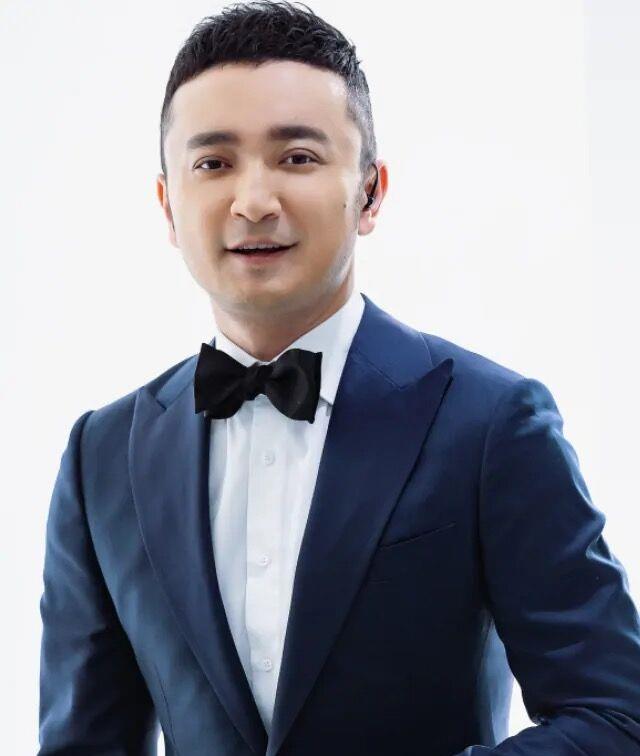 尼格买提|央视主持尼格买提被偶遇，打扮低调素颜眼袋明显，隐婚8年太低调