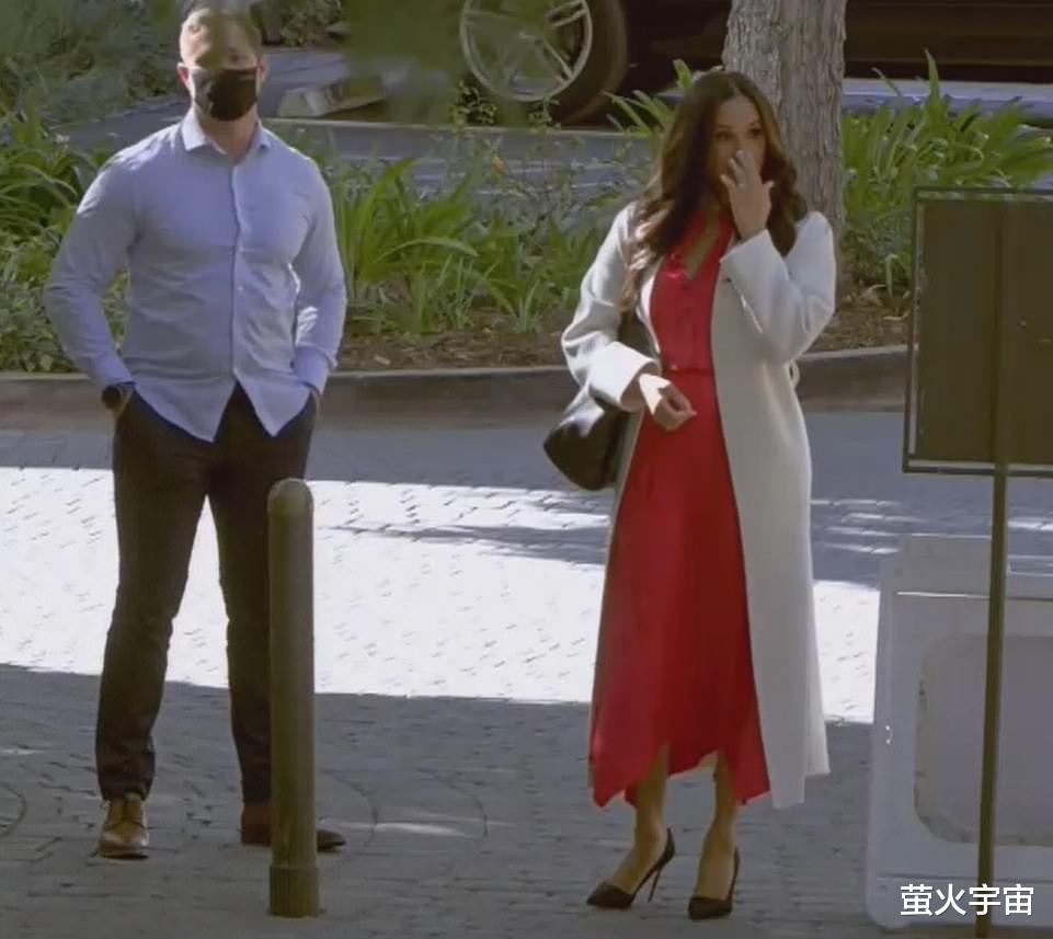 梅根·马克尔|梅根·马克尔上恶作剧秀,岔腿下蹲吸奶嘴,拿出好莱坞看家本领!