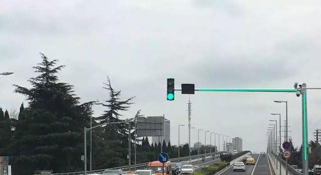 韦欢谈影视 江苏昆山率先试行新式红绿灯,整个电杆都在发光,建议全国推广