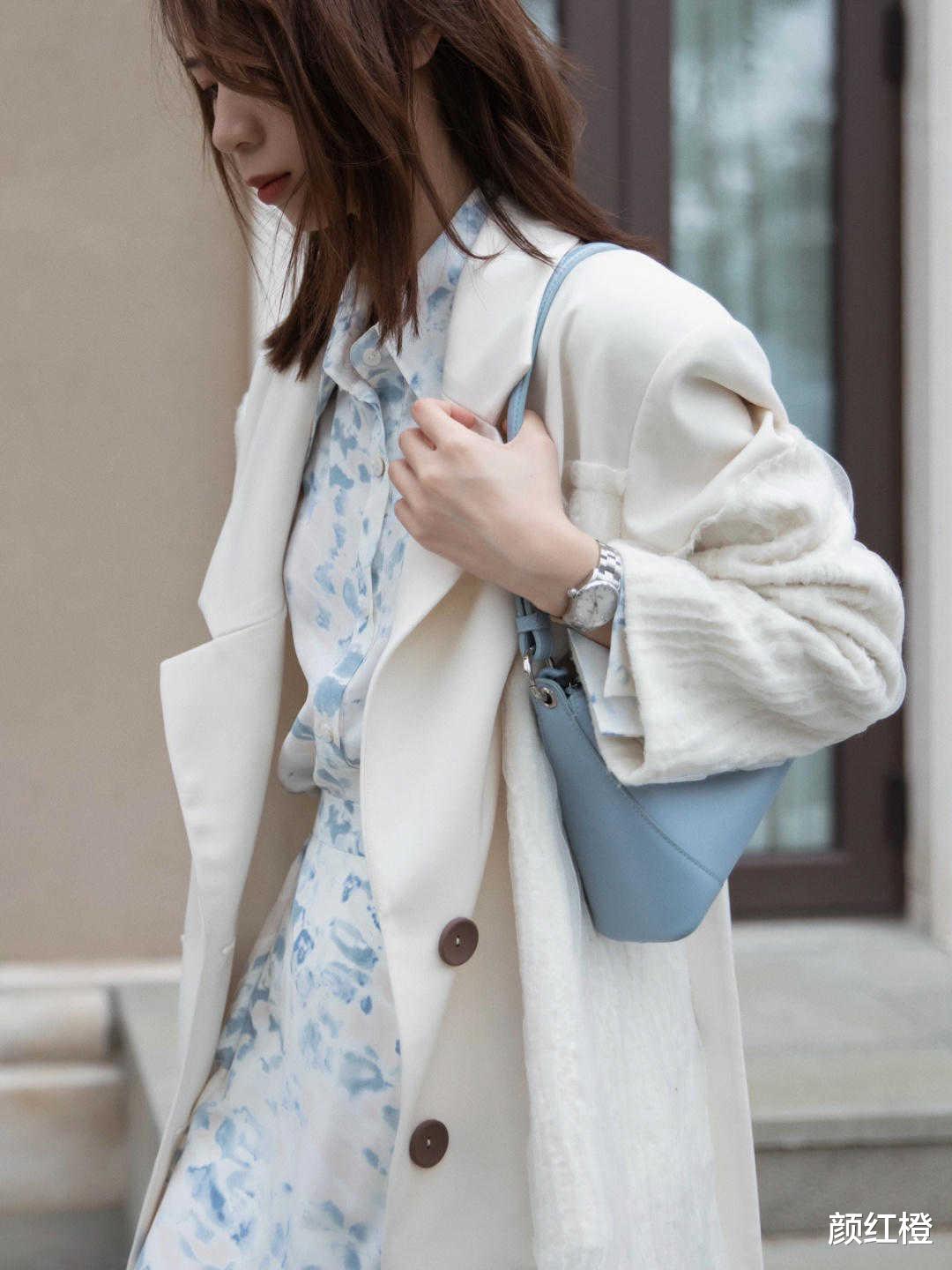 颜红橙 秋天火了一种穿法,叫“西装搭配连衣裙”,甜美温柔有气质,洋气