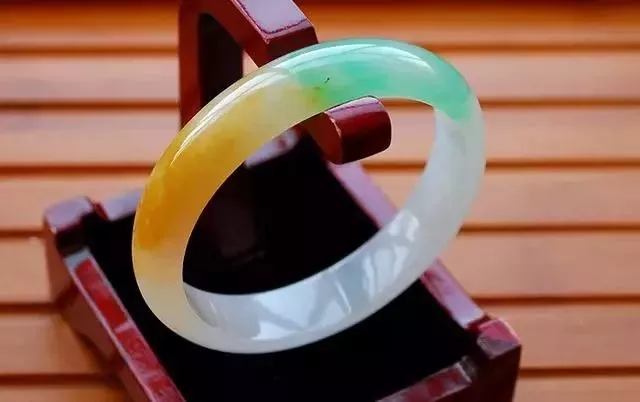 99版人民币|买的翡翠原石，一刀切出两条冰种黄加绿手镯，爆涨近10倍！