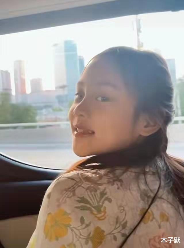 木子默 贾乃亮李小璐给甜馨过生日，上午归爸下午跟妈，背后原因让人心疼