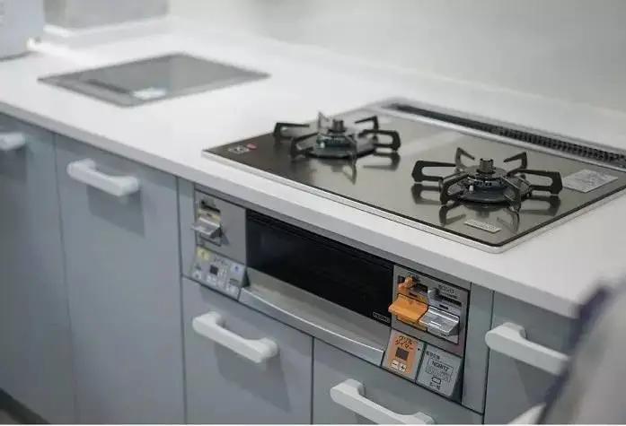 |用过日本燃气灶之后，我回家立马把厨房里的中式灶台拆掉