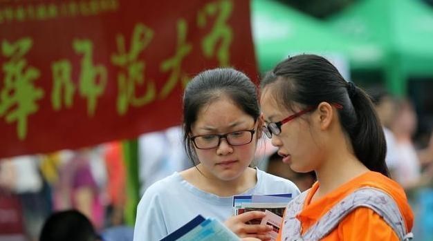 萌听小c姐|江西一本科大学今年“爆冷”，录取分数降至150分，考生仍不买账