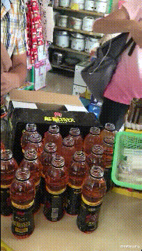 大爷 六十五岁的门卫周大爷因屡次遭到校花骚扰，被迫提出辞职，称现在的年轻人真让人受不了