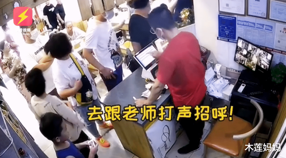 木莲妈妈|男孩吃饭偶遇班主任，瞬间弯腰低头躲避，网友：像极了当年的自己