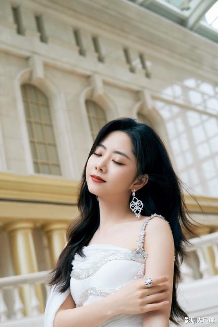 谭松韵|《向风而行》海报曝光，王凯机长制服帅呆，谭松韵更显飒爽之风！