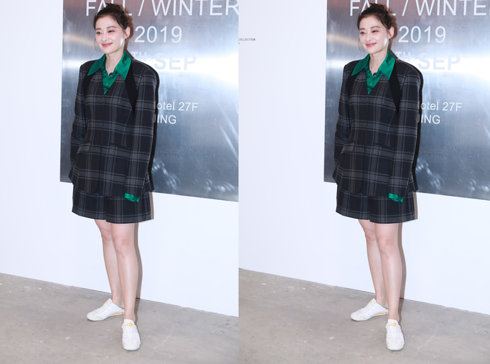 Lady变美日记 极简穿搭也能玩转时尚圈，简单大气的造型，穿一身黑的梅婷也高级