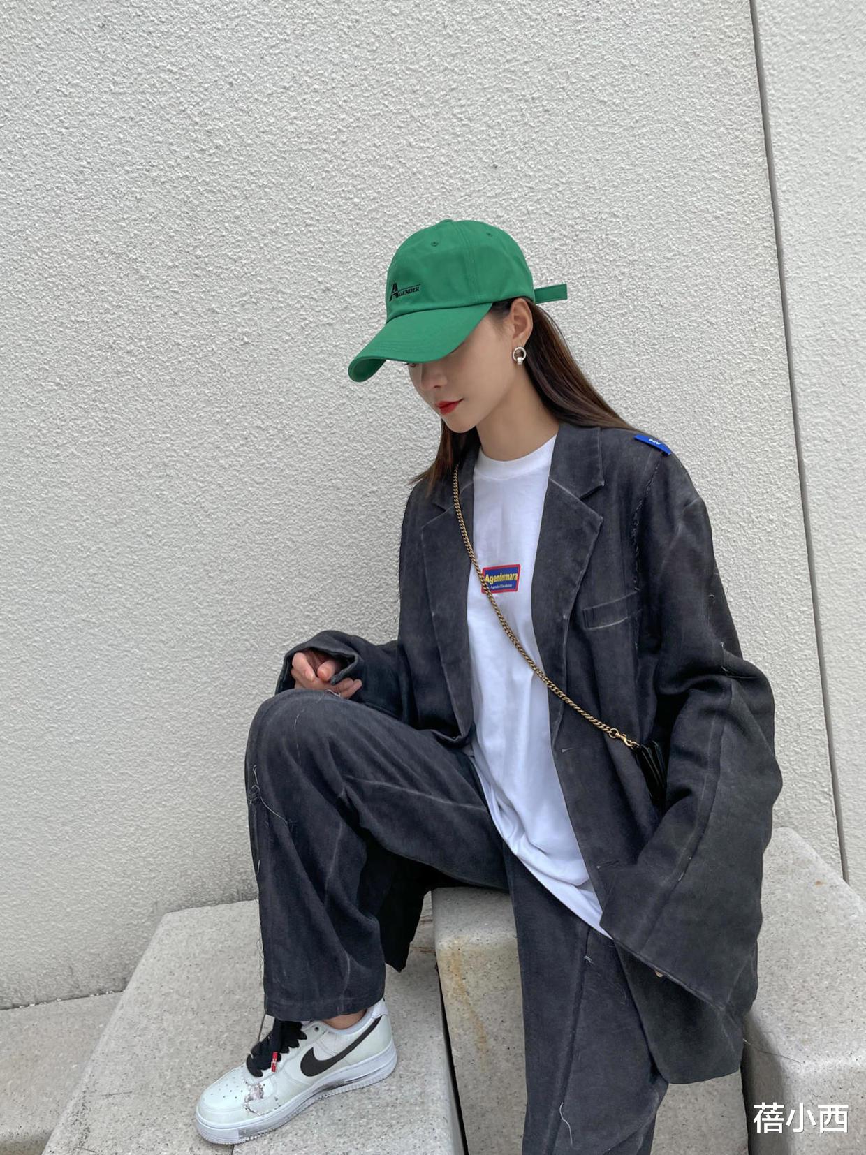 蓓小西|沈梦辰才是“时髦精”代表,穿宽松西装套装配棒球帽,照穿时髦爆