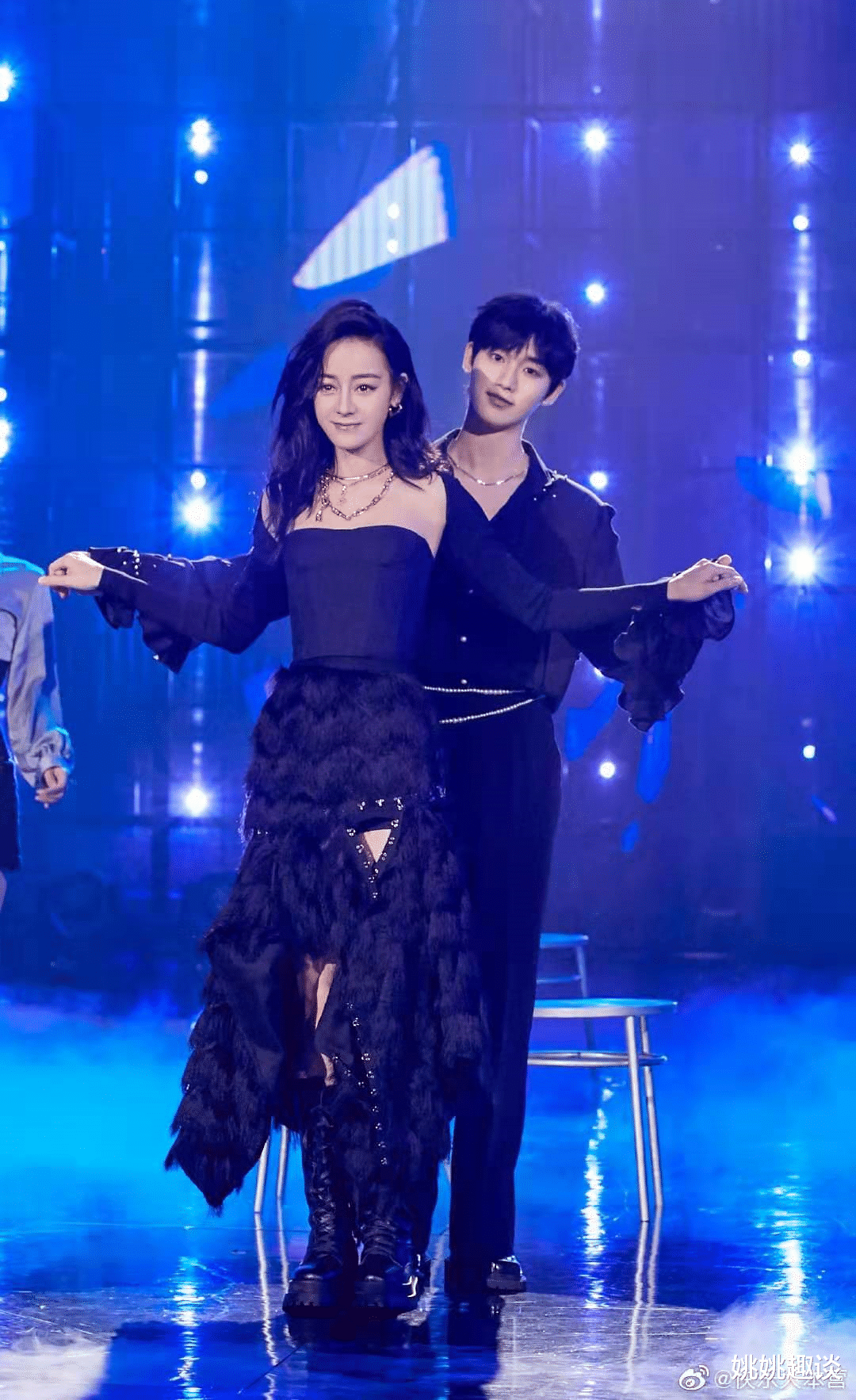 迪丽热巴|迪丽热巴瘦成“蛇精脸”！一支凳子舞跳出新花样，长腿特效太明显