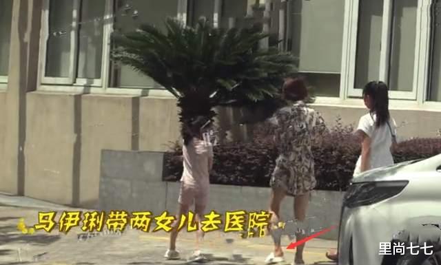 马伊琍|马伊琍母女仨亮相，13岁长女穿妈妈同款发育更成熟，个子已赶超