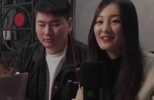 陈亚男|朱小伟独自开播带货，人气直超陈亚男！网友：憨厚人做生意更老实